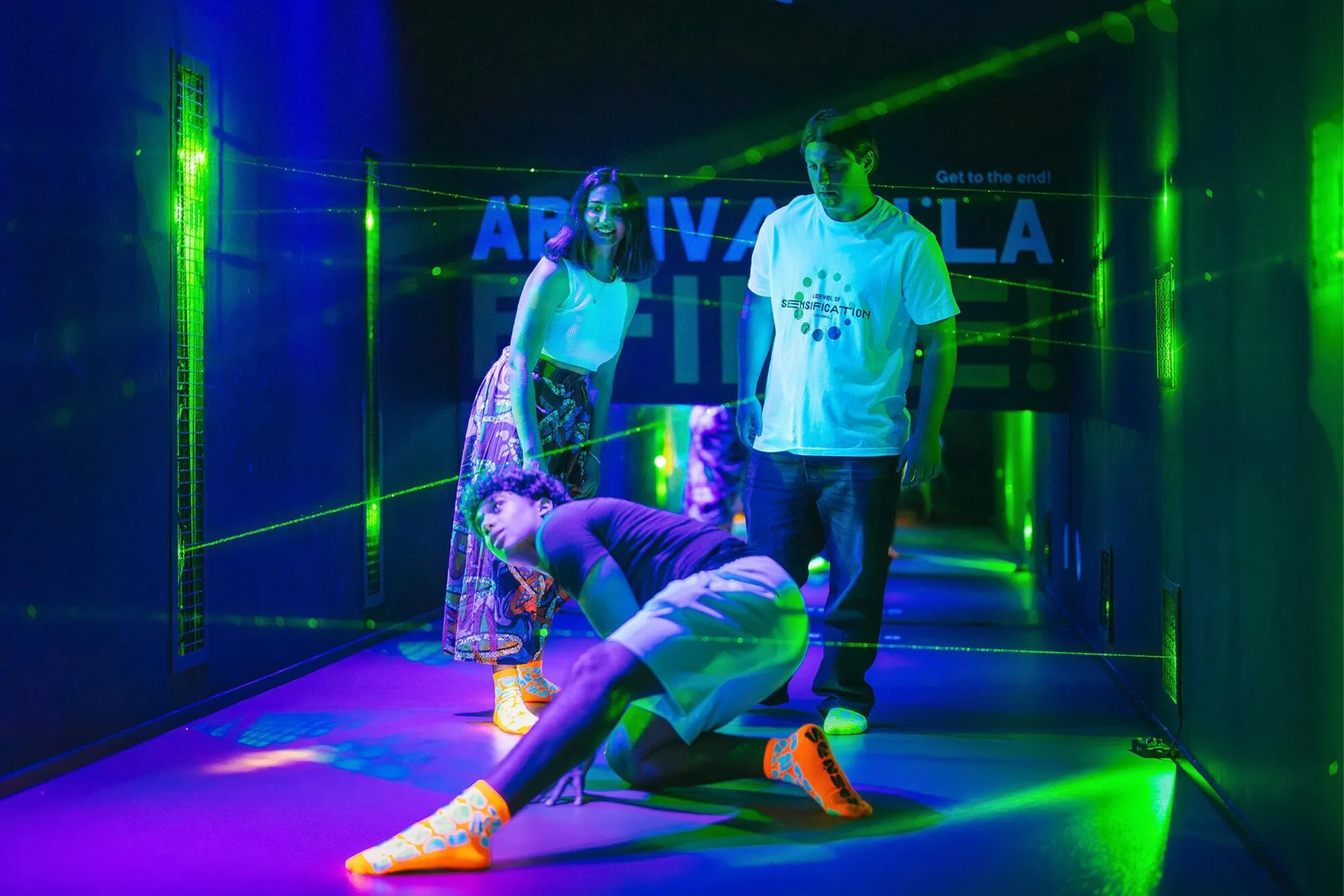 Visitante desafiado a navegar por el laberinto láser circundante en el Museo de los Sentidos Madrid.